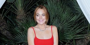 Η Lindsay Lohan πασχίζει να βγάλει μία σέξι selfie -Ποζάρει μόνο με το μαγιό της