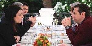 Η Μυρσίνη Λοΐζου συνομιλεί με τον Αλέξη Τσίπρα