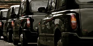 «Χειρόφρενο» για την κατασκευάστρια εταιρεία των μαύρων ταξί του Λονδίνου