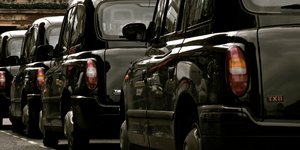 «Χειρόφρενο» για την κατασκευάστρια εταιρεία των μαύρων ταξί του Λονδίνου