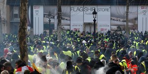 H διαδήλωση περνά από εμπορικό δρόμο / Φωτογραφία: AP Images