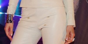 Ποια πασίγνωστη τραγουδίστρια πήγε σε εκδήλωση με λερωμένο παντελόνι [εικόνες]