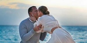 Το γλυκό φιλί των Λόπεζ- Ροντρίγκεζ μετά την πρόταση γάμου/ Φωτογραφία: Instagram