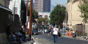 Σ' αυτή τη γειτονιά του Λος Άντζελες πέταξαν την άστεγη ασθενή στο δρόμο