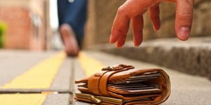 Σερβιτόρος στην Κεφαλονιά βρήκε φάκελο με 2.500 ευρώ και τον παρέδωσε στον άτυχο