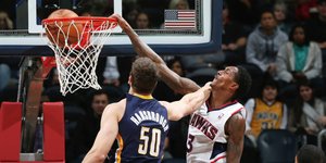 Τρομερό κάρφωμα γκαρντ μπροστά στο πρόσωπο αντίπαλου σέντερ [βίντεο]