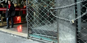 Η ύφεση αφάνισε 100.000 επιχειρήσεις και 400.000 ασφαλισμένους σε τέσσερα χρόνια