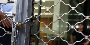 Ρολά κατεβάζουν και τα καταστήματα την Τρίτη