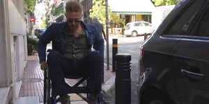 Ο Χρ. Λούλης σε αναπηρικό αμαξίδιο / Φωτογραφία: YouTube