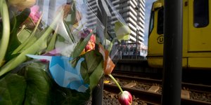 λουλούδια στο τραμ στην Ουτρέχτη για τα θύματα της επίθεσης/Φωτογραφία: AP