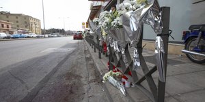 λουλούδια για θύματα τροχαίου/Φωτογραφία: Eurokinissi