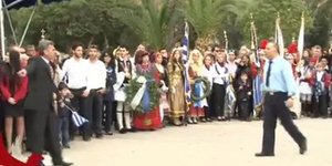 Σε διαθεσιμότητα ο αστυνομικός διευθυντής Λουτρακίου που πέταξε το στεφάνι φωνάζ