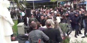 Νέο βίντεο από τα έκτροπα κατά την κατάθεση στεφάνου στο Λουτράκι [βίντεο]