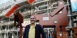 O Ολλανδός καλλιτέχνης ποζάρει μπροστά στο έργο του (Φωτογραφία AP)