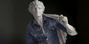 Έντυσαν... τα αγάλματα στο Λούβρο με την τελευταία λέξη της μόδας [εικόνες]