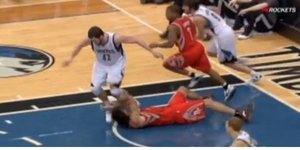 Μπασκεμπολίστας πάτησε τον αντίπαλό του στο κεφάλι [βίντεο]