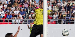 Απίθανο αυτογκόλ αμυντικού για γέλια και για κλάματα [βίντεο]