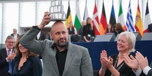 Ο Μπένεντικτ Έρλινγκσον παραλαμβάνει το Βραβείο του