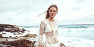 Μοντέλο ποζάρει στο φακό/ Φωτογραφία: Alice McCall
