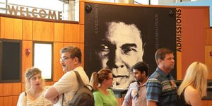 (κόσμος περιμένει να υπογράψει στο βιβλίο συλλυπητηρίων