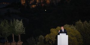 Εντυπωσιασμένος ο Μακρόν απλό την Ακρόπολη/ Φωτογραφία: ΣΤΕΛΙΟΣ ΜΙΣΙΝΑΣ/Eurokinissi