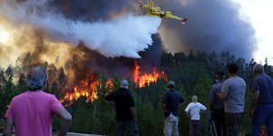 Κάτοικοι του Macao παρακολουθούν με κομμένη την ανάσα της προσπάθειες της πυροσβεστικής (Φωτογραφίες ΑΡ) 
