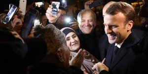 Ο Μακρόν επισκέφθηκε το παρισινό προάστιο Κλισί σου Μπουά και συνομίλησε με κατοίκους (Φωτογραφία: ΑΡ)