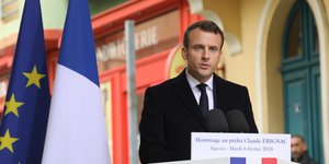 O Γάλλος πρόεδρος Εμανουέλ Μακρόν απευθύνεται στους Κορσικανούς (Φωτογραφία: ΑΡ)