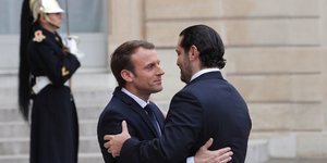 O πρόεδρος της Γαλλίας και ο παραιτηθείς πρωθυπουργός του Λιβάνου (Φωτογραφία: ΑΡ)