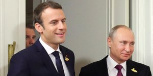 Εμανουέλ Μακρόν & Βλαντίμιρ Πούτιν (Φωτογραφία: Mikhail Klimentyev