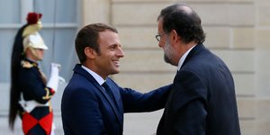 Ο Γάλλος Πρόεδρος Εμανουέλ Μακρόν με τον Μαριάνο Ραχόι. Πηγή φωτό:AP/Francois Mori
