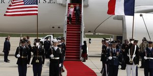 Η άφιξη του ζεύγους Μακρόν στις ΗΠΑ (Φωτογραφία: AP/ Jacquelyn Martin)