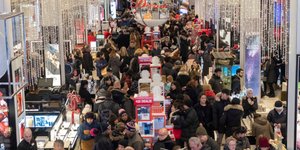  Τα Macy’s στη Herald Square της Νέας Υόρκης άνοιξαν τις πύλες τους στις 5 τα χαράματα ανήμερα της Black Friday (Φωτογραφία: ΑΡ/Charles Sykes)