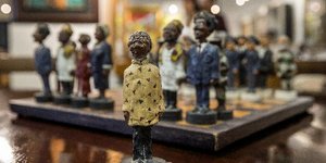 Μία κιτς δημοπρασία για τον Μαντέλα -Πουλάνε στο όνομά του από αλατιέρες