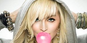 Μέχρι και η Μαντόνα ασχολείται με τους μετανάστες στην Ελλάδα