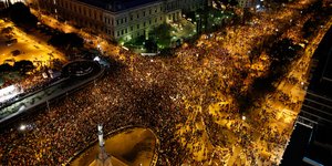 Βίαιη κατάληξη στις πορείες αξιοπρέπειας χιλιάδων Ισπανών -Εκατό τραυματίες και