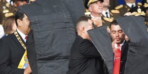 Aλεξίσφαιρες «κουβέρτες» για να προστατευθεί ο Μαδούρο / Φωτογραφία: ΑΡ