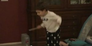 Ξεκαρδιστικός τρίχρονος μαέστρος ορχήστρας μαγεύει το Διαδίκτυο [βίντεο]