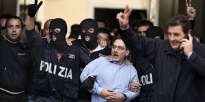 Η κρίση βλάπτει τις δουλειές της Κόζα Νόστρα