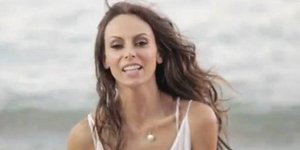 H Μπέτυ Μαγγίρα τώρα και τραγουδίστρια [βίντεο]