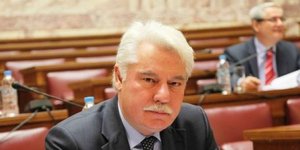 Ο... γίγαντας της πολιτικής Μαγκούφης που είχε αποκαλέσει «νάνο» το Σημίτη ξενιτ
