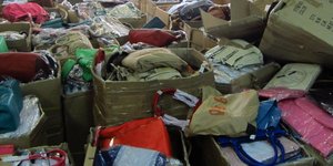 Στα Πετράλωνα είχαν στήσει εμπορικό κέντρο με προϊόντα μαϊμού [βίντεο&εικόνες]