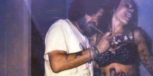 Η ημίγυμνη Σοφία Βεργκάρα αφήνει ζωγράφο να «μπογιατίσει» κάθε εκατοστό της [εικ