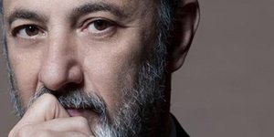 Υποδύεται τον ηγέτη της Αριστεράς Βασίλη Νεφελούδη