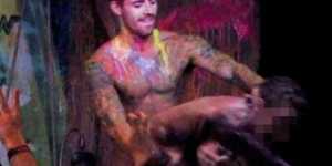 Τα αίσχη των Βρετανών στη Μαγιόρκα: Ξεσαλώνουν γυμνοί σε μεγάλα κλαμπ [βίντεο]