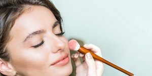 Μοντέλο ποζάρει στο φακό/ Φωτογραφία: Shutterstock