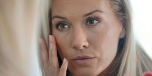 Το μακιγιάζ που δείχνει την επιδερμίδα φρέσκια και λαμπερή/ Φωτογραφία: Shutterstock