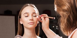 Eνα μοντέλο προετοιμάζεται λίγο πριν το runway/ Φωτογραφία: Shutterstock