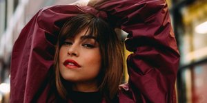 Μια street style star ποζάρει στο φακό/ Φωτογραφία: Unsplash/Kyle Loftus