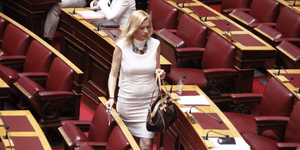 Πρωινός χαμός με Ραχήλ Μακρή στη Βουλή: Φώναζε για «κυβερνητική συμμορία» και τη